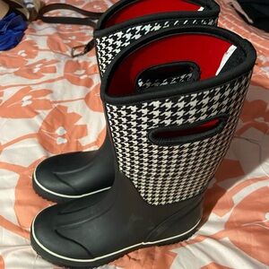 Time and Tru Black and White Houndstooth Winter Boots